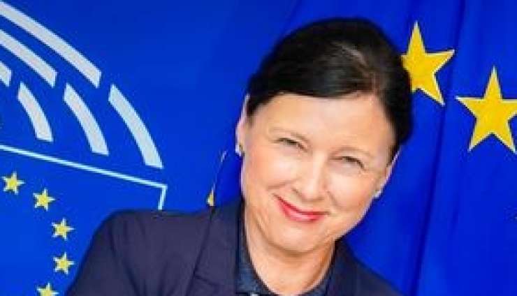 Komisarka Jourova in predsednik EP Sassoli nezaželena v Rusiji
