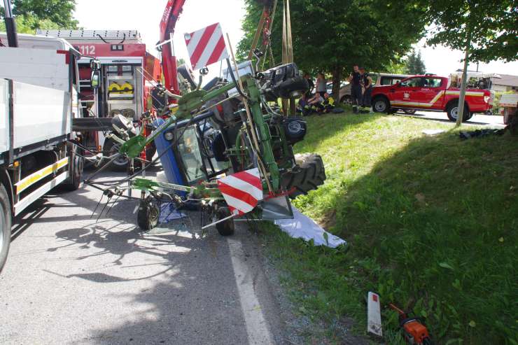 Pri Razdrtem avto trčil v traktor, prevrnjeno vozilo zmečkalo 68-letnega traktorista
