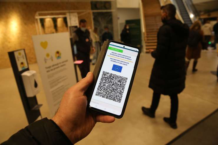Bruselj predlaga standardno veljavnost covidnega potrdila o cepljenju za devet mesecev
