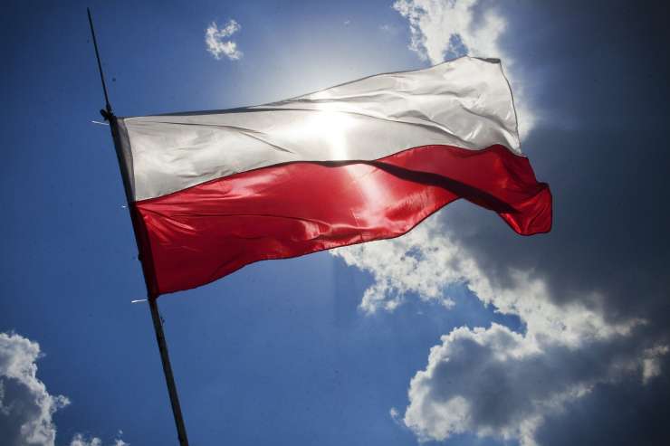 Bruselj po menjavi oblasti končuje postopek proti Poljski