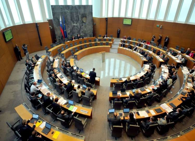 Janševa koalicija je že konec leta 2020 poskušala trajno zvišati obseg kritja socialnih prispevkov za verske delavce, vendar ji ni uspelo.