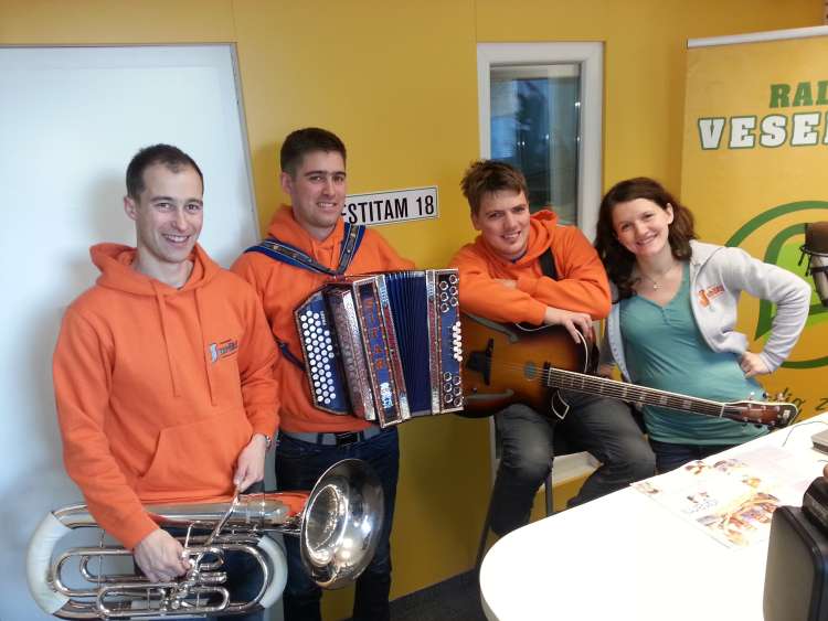 Začetki delovanja segajo v leto 2003, ko so še kot fantovski trio skupaj igrali na Ermanovcu.