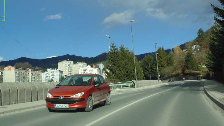 Avtomobili - Daleč Avtomobili - Daleč