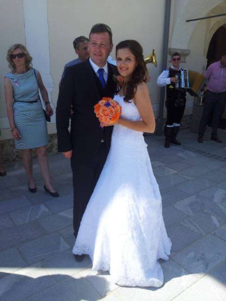 V soboto sta Tini in Katja zares stopila pred oltar.