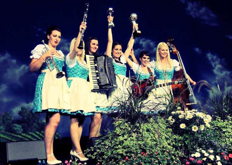 Kvintet slovenskih deklet se je razveselil nagrad na letošnjem Števerjanu!