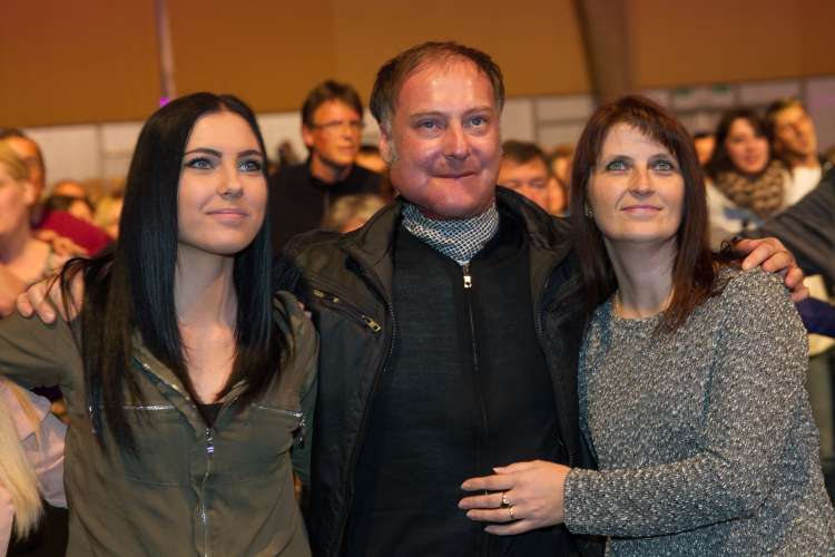 Tomaž Ahačič s hčerko in ženo.