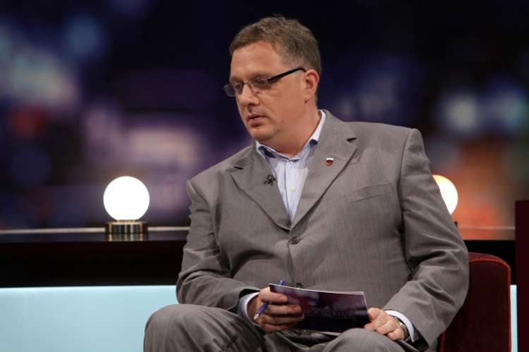 Igor Pirkovič ni le eden od ljubljencev SDS v medijskih krogih, ampak tudi avtor besedila himne stranke.