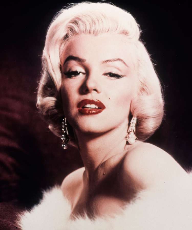 Marilyn Monroe so našli mrtvo v njenem stanovanju v zgodnjih jutranjih urah.