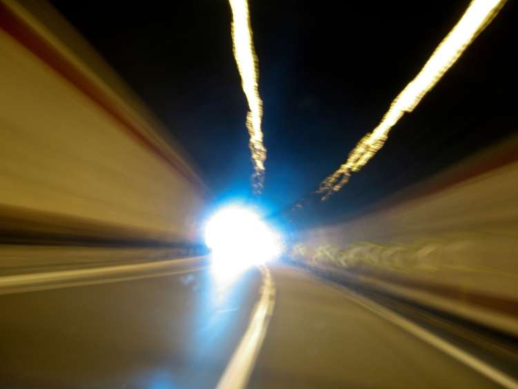 Posmrtno življenje, predor, tunel, luč, hitrost, cesta