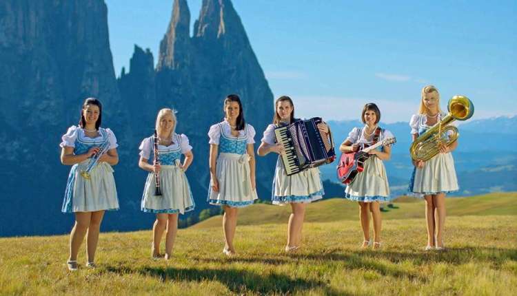 Kvintet slovenskih deklet