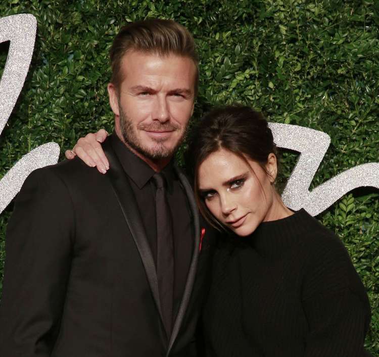 Tisti blizu modne oblikovalke pravijo, da je zelo jezna na zakonca Beckham.