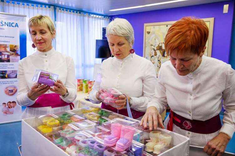 Katarina Strosar (na desni) in druge članice aktiva predstavljajo copatke