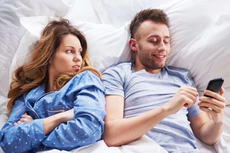 Če pred vami skriva sporočila, je to lahko znak za preplah.