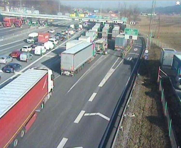 zastoj, avtocesta, log, prometna nesreča