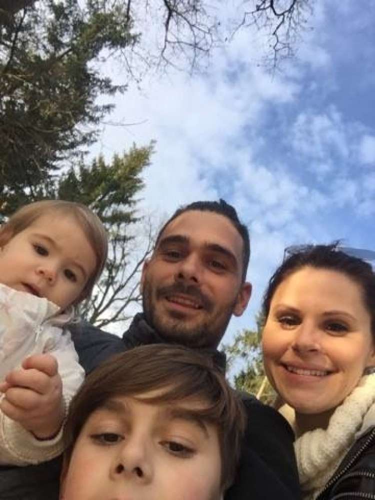 Družina Teje in Janija se bo povečala še za enega člana.