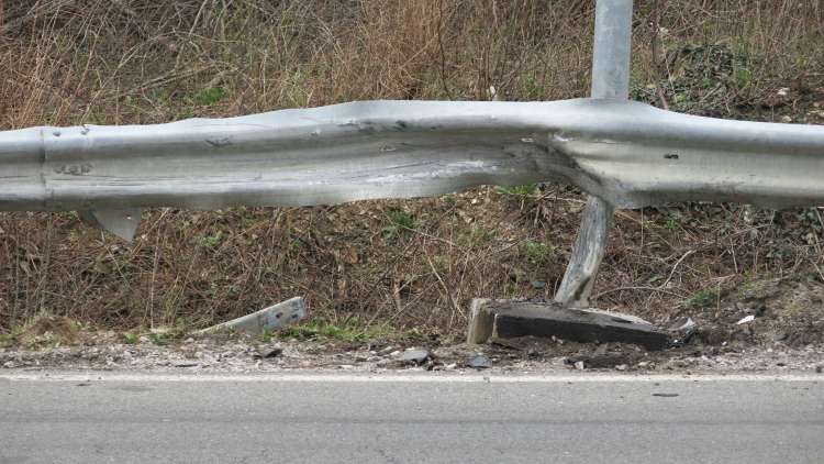 Avto mladeničev je silovito trčil v varovalno ograjo in drog javne razsvetljave