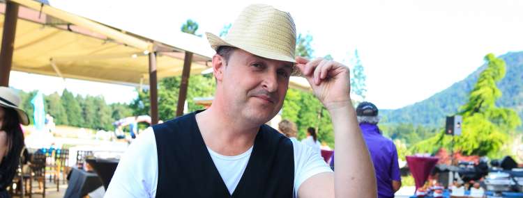 Frenk se zaveda nevarnosti sončnih žarkov, ki jih ti lahko prinesejo našemu največjemu organu, zato si glavo vedno zaščiti s pokrivalom.