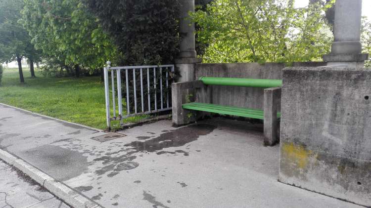 Pod klopjo je mlaka vode, ki je kapljala iz premočene ženske