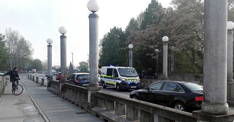 Policija je žensko pospremila v svoje vozilo, kjer je počakala na rešilca