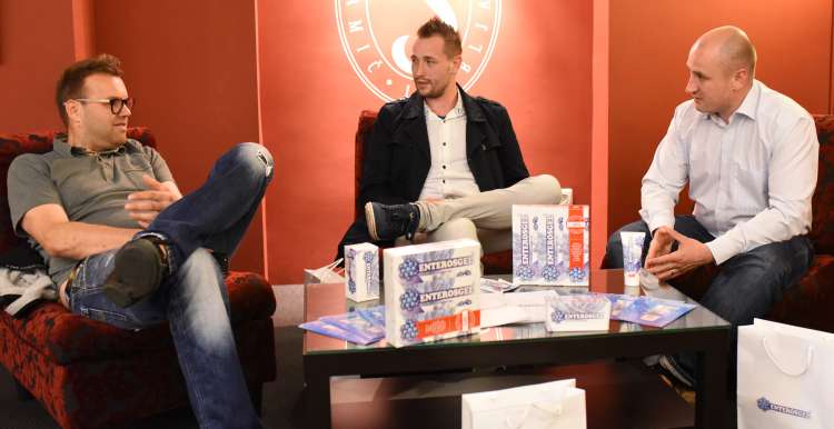 Srečna izžrebanca Gregor in Nejc med pogovorom z magistrom farmacije Janezom Erčuljem.