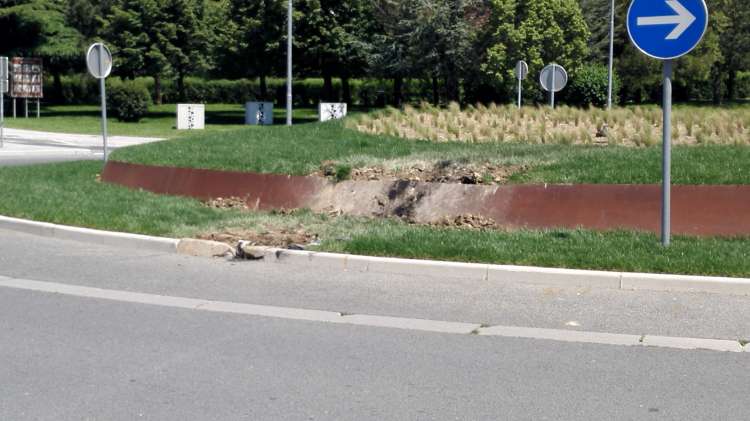 Namesto, da bi krožišče obvozila, je poletela čez spiralo
