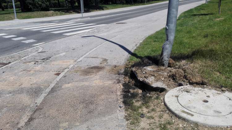 Ulično svetilko, v katero je priletela, bo potrebno zamenjati