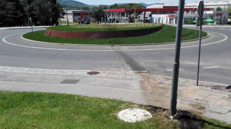 Na drugi strani krožišča, v stebru javne razsvetljave, se je končal njen \'polet\'