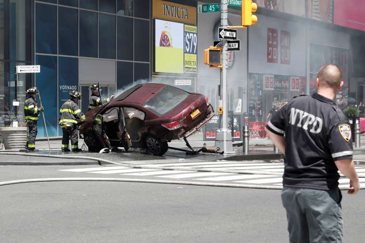 Times Square, New York, avtomobil med pešce, policija, gasilci, reševalci