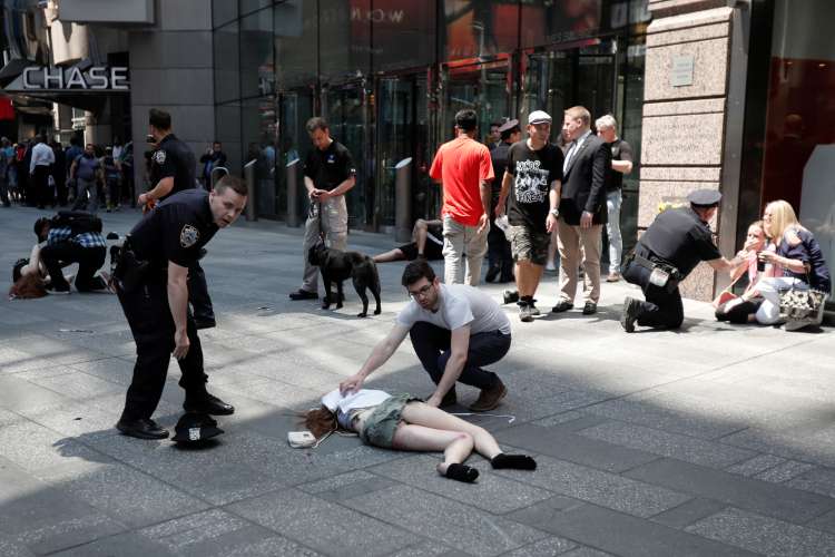 Times Square, New York, avtomobil med pešce, reševalci, policija, ranjeni