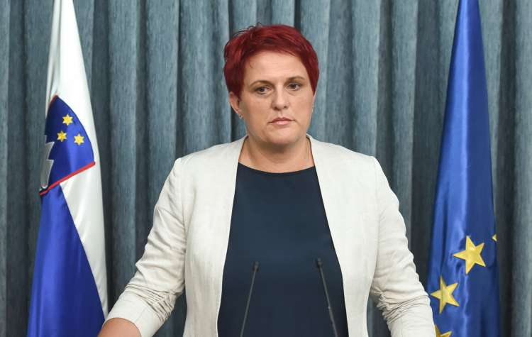 Jelka Godec je bila glavna Janševa operativka za nabavo opreme.