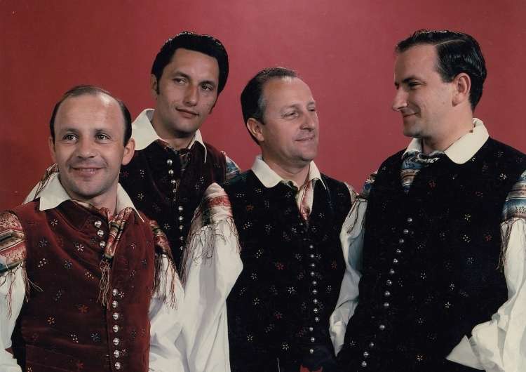 Peter Čare je še s tremi člani Slovenskega okteta (Danilom Čadežem, Petrom Ambrožem in Tomažem Tozonom) prepeval v pevski zasedbi Kvartet DO.