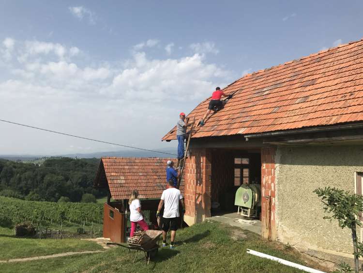Družina Praviček, Zgornja Korena, neurje, sanacija, streha