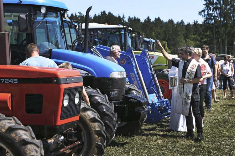 Župnik Srečko Hren je blagoslovil skoraj sto traktorjev in traktoristov.