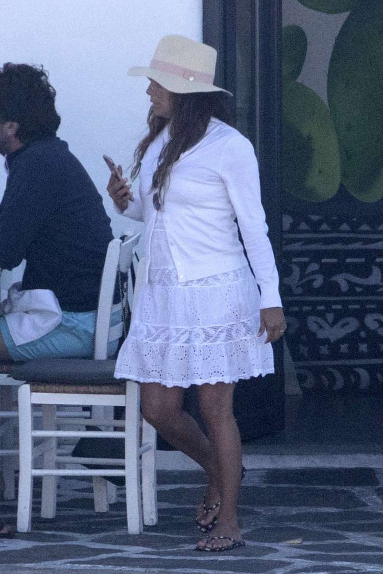 Eva Longoria skriva trebušček?
