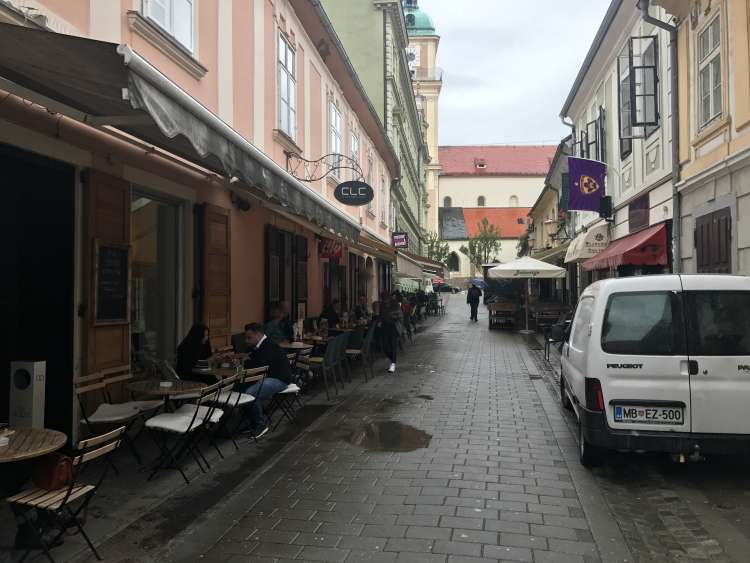 Poštna ulica, nogomet, lokali, evforija