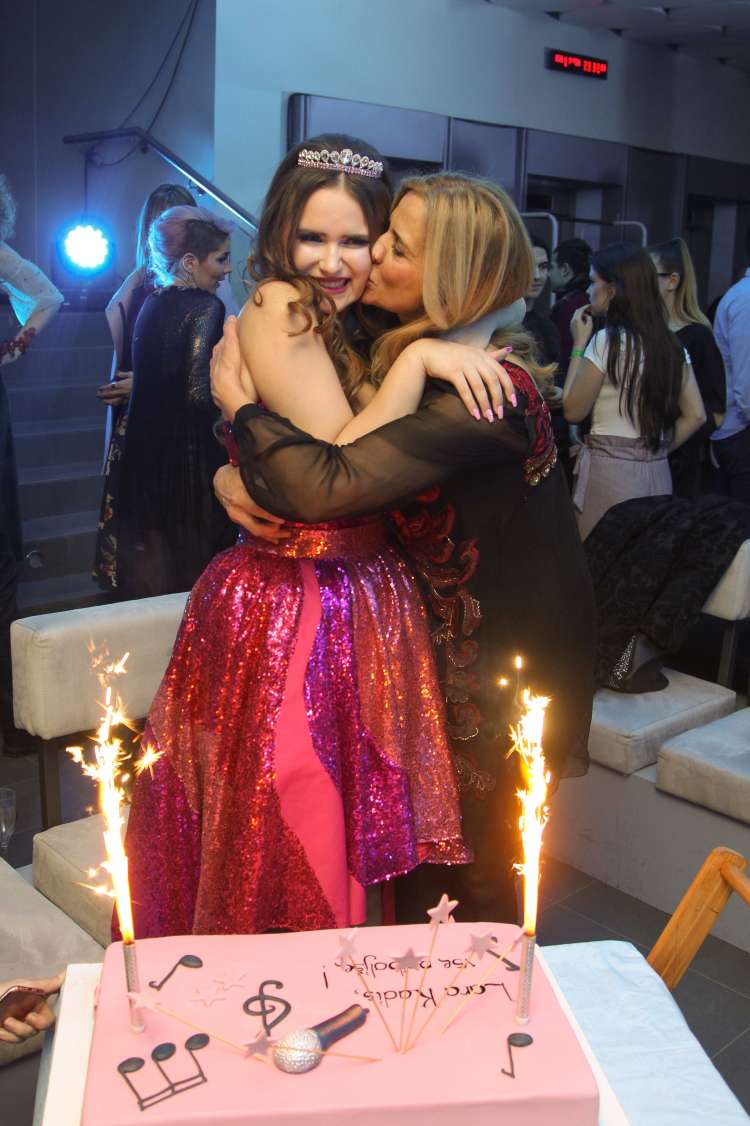 Lara Kadis, mama in torta