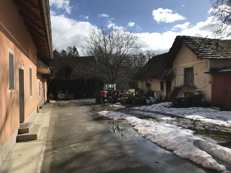 Brezula, hiša, dvorišče