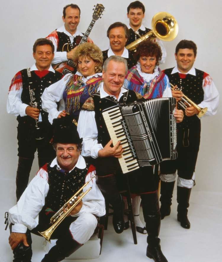 ANSAMBEL BRATOV AVSENIK leta 1989.jpg
