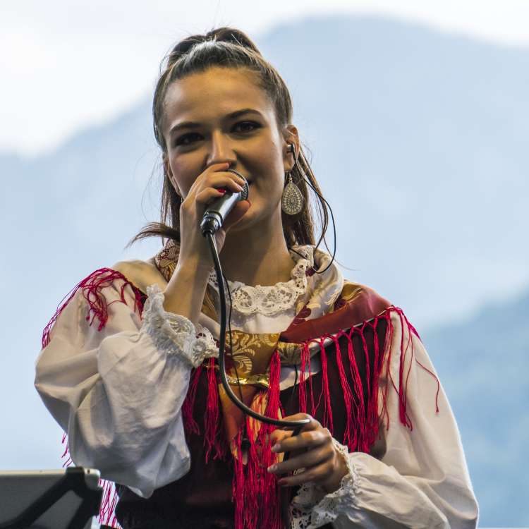 Nova pevka Ansambla Saša Avsenika je Larisa Majcen.