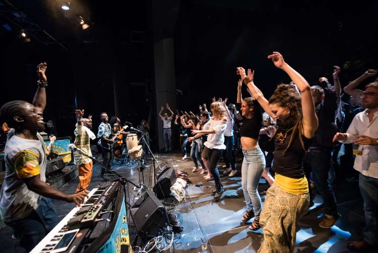 Festival Lent Pat Thomas & Kwashibu Area Band publika