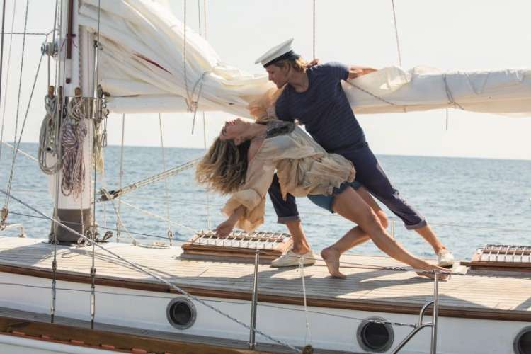 MAMMA MIA! SPET ZAČENJA SE!_Lily James in Josh Dylan.jpg