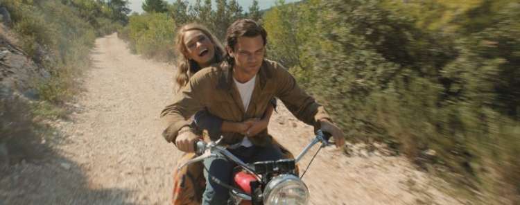 MAMMA MIA! SPET ZAČENJA SE_Lily James in Jeremy Irvine.jpg