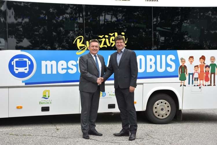 Mestni avtobus direktor izvajalca Integral Brebus Brezice Joze Baskovic in zupan Ivan Molan.jpg