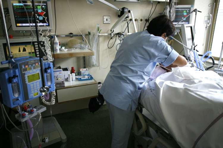 Pri spopadanju z drugim valom epidemije COVID-19 bo ključnega pomena, da bo na voljo dovolj postelj za intenzivno nego, kjer bi zdravili najtežje primere okužb.
