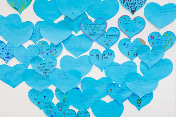 Otroci v šolah in vrtcih na modra srca zapisujejo svoja dobra dela
