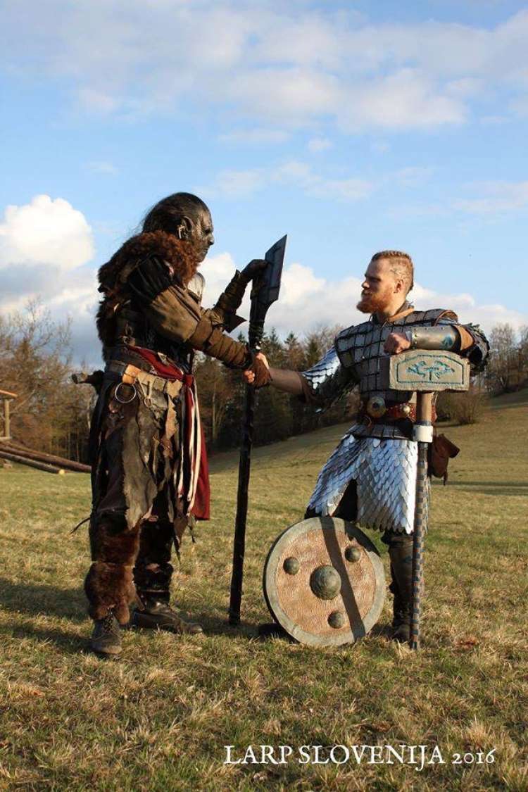 Nenavadno prijateljstvo med orkovskim in škratovskim bojevnikom..jpg