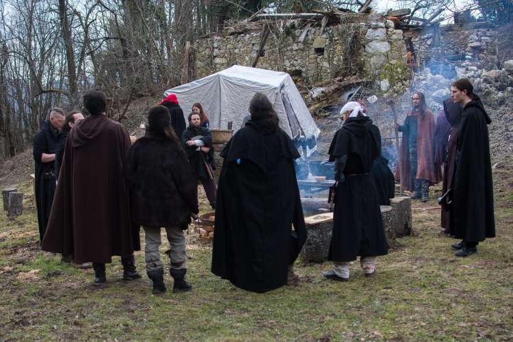 Taborni ogenj je tudi v LARP-u prostor, kejr se ljudje zbirajo in si pripovedujejo zgodbe..jpg