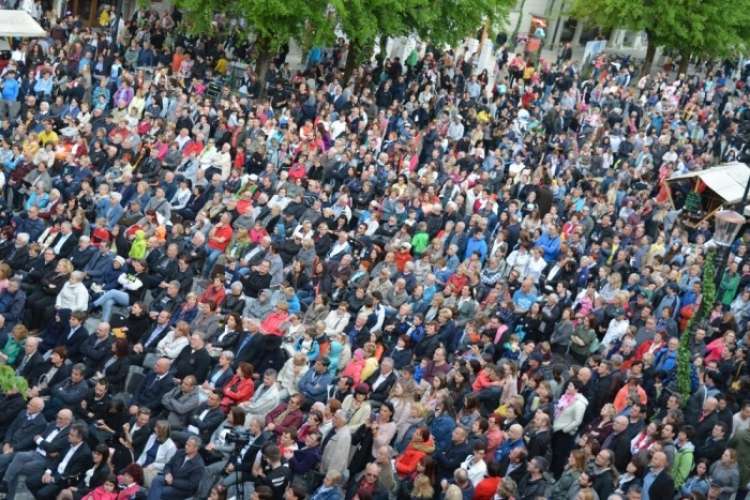 Obiskovalci so napolnili novomeški Glavni trg.jpg