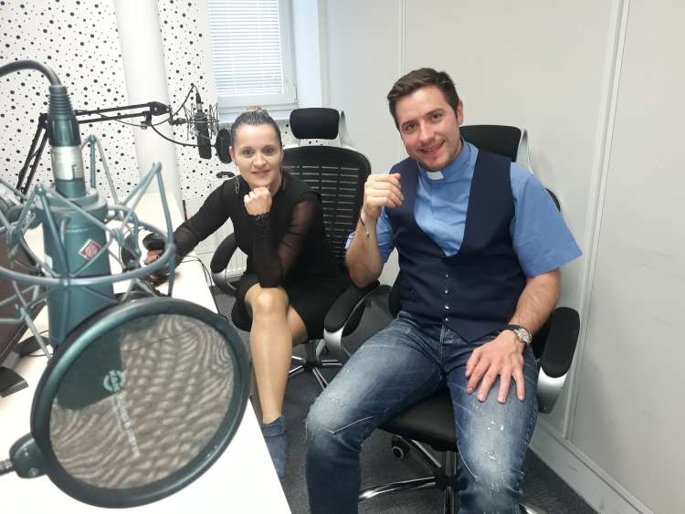 Veseljakinja Nina in župnik Martin Golob med snemanjem intervjuja