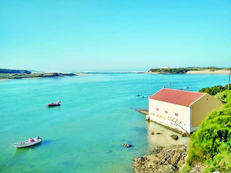 portugalska Vila de Milfontes, izliv reke Mire v Atlantski ocean.jpg